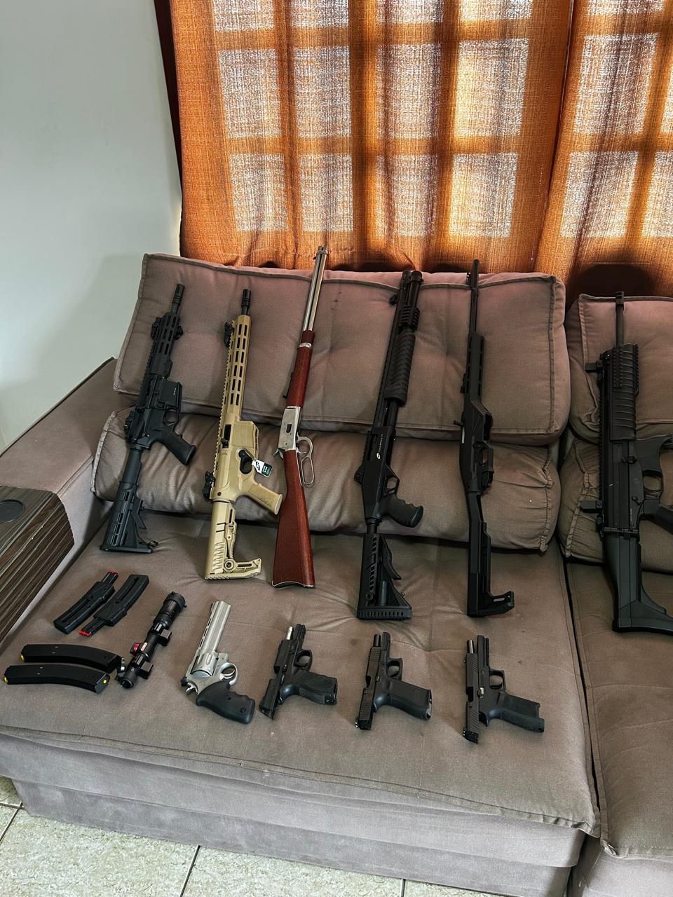 Polícia Federal apreende armas e munições durante operação contra fraudes em licitações no interior de SP