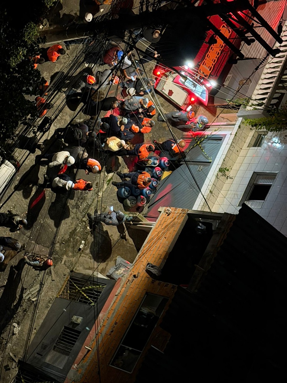 Equipes de resgate atuam após explosão ter atingido imóveis na região do Jaguaré, na Zona Oeste de SP — Foto: Abraão Cruz/TV Globo