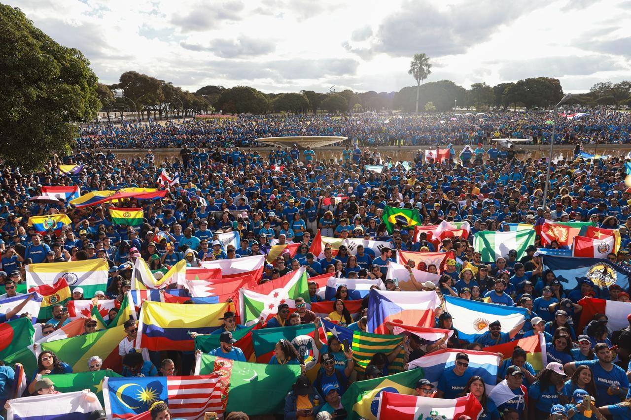 20 mil adventistas fazem caminhada pela paz, em Brasília