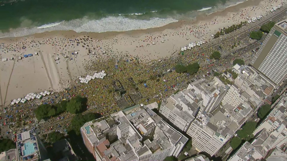 Ato em Copacabana; foto de 11h33, quando Bolsonaro discursava — Foto: Reprodução/TV Globo