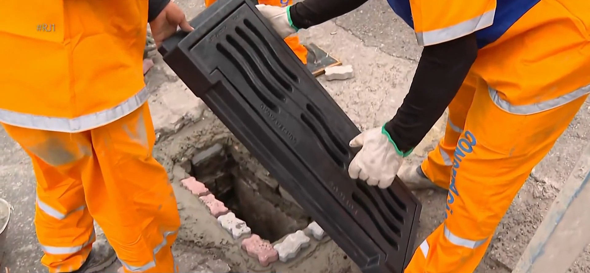 Após 5 mil furtos em 1 ano, Rio começa a trocar tampas de bueiro por modelo de plástico