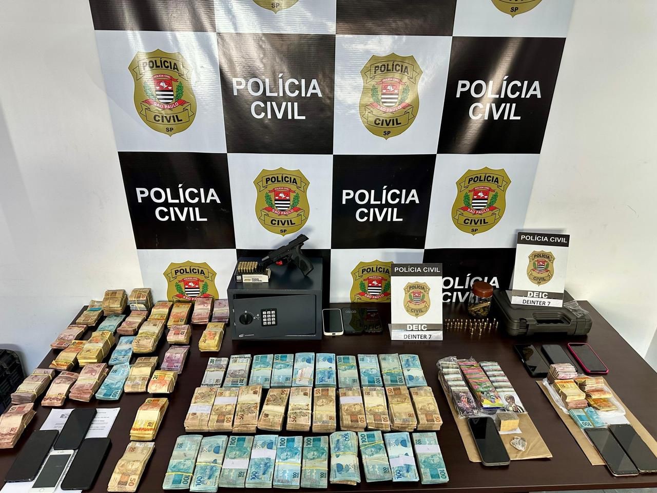 Operação contra tráfico de drogas e lavagem de dinheiro prende homem e apreende R$ 380 mil em condomínio de luxo