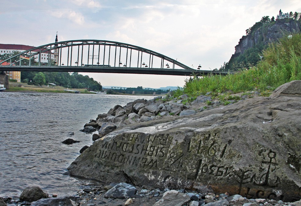 "Pedra da fome" de Decin com a inscrição "ao me ver, chore" — Foto: Wikimedia