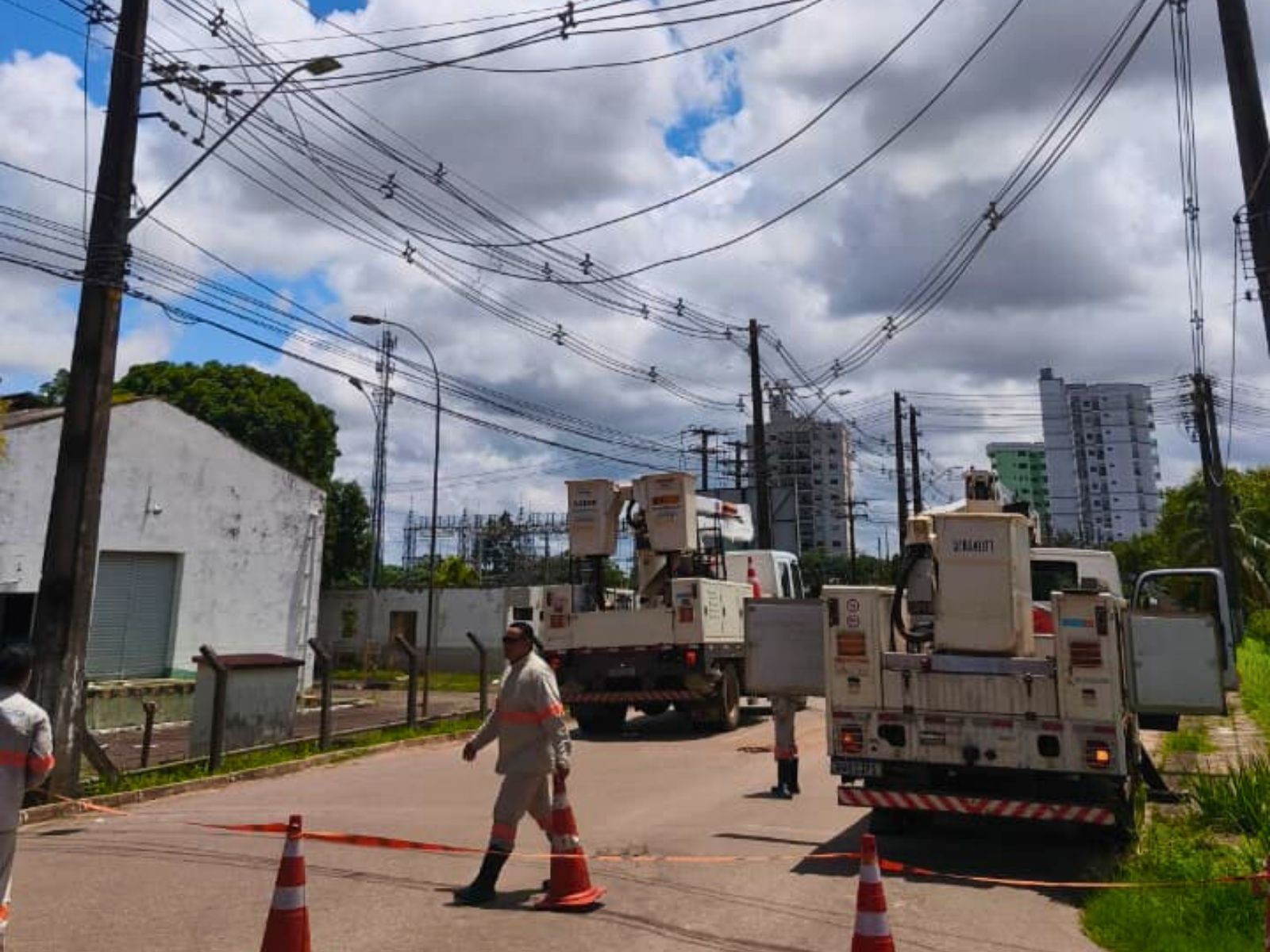 Homem morre após receber descarga elétrica e cair de altura de 10 metros no Acre