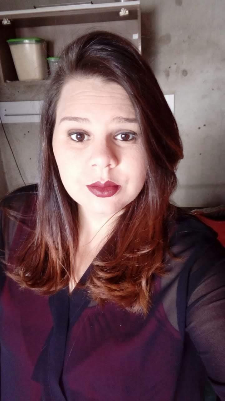 Mãe, manicure e disposta a cuidar do próximo: quem