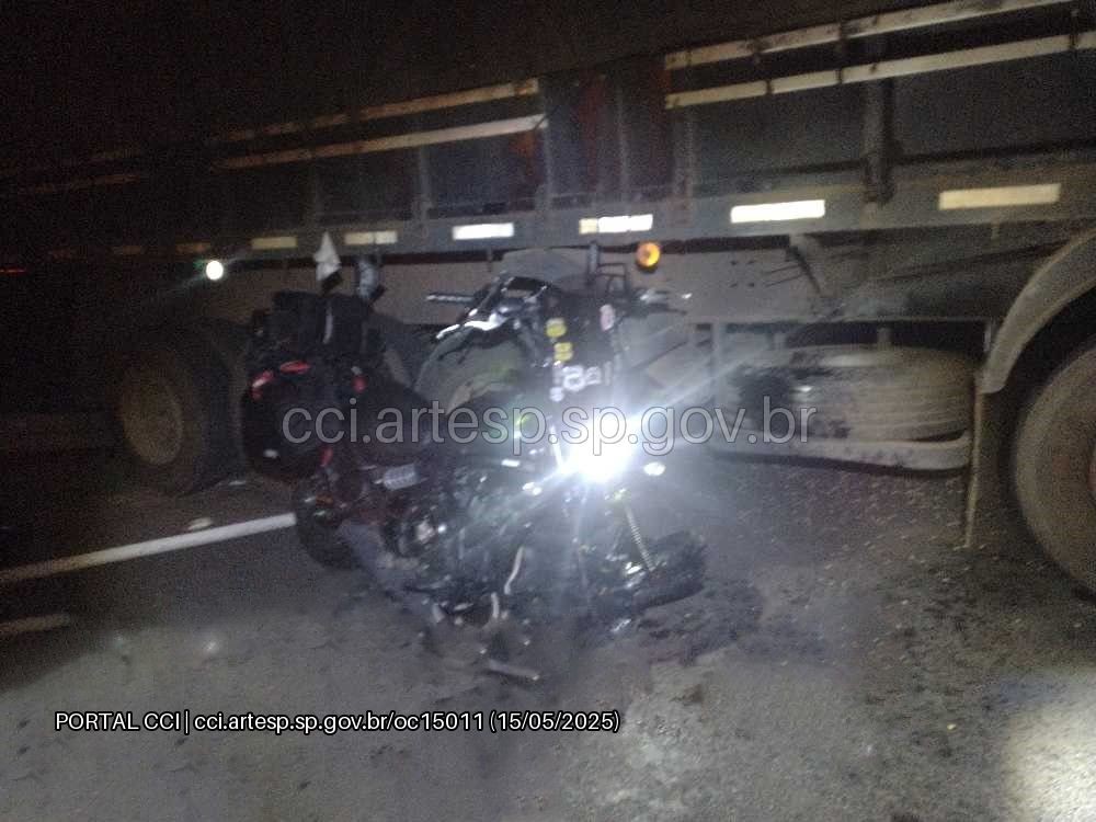 Motociclista bate em carreta quebrada na rodovia SP-127 em Cerquilho