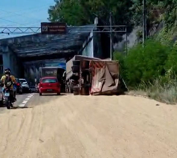 Caminhão carregado com soja tomba na Avenida das Flores