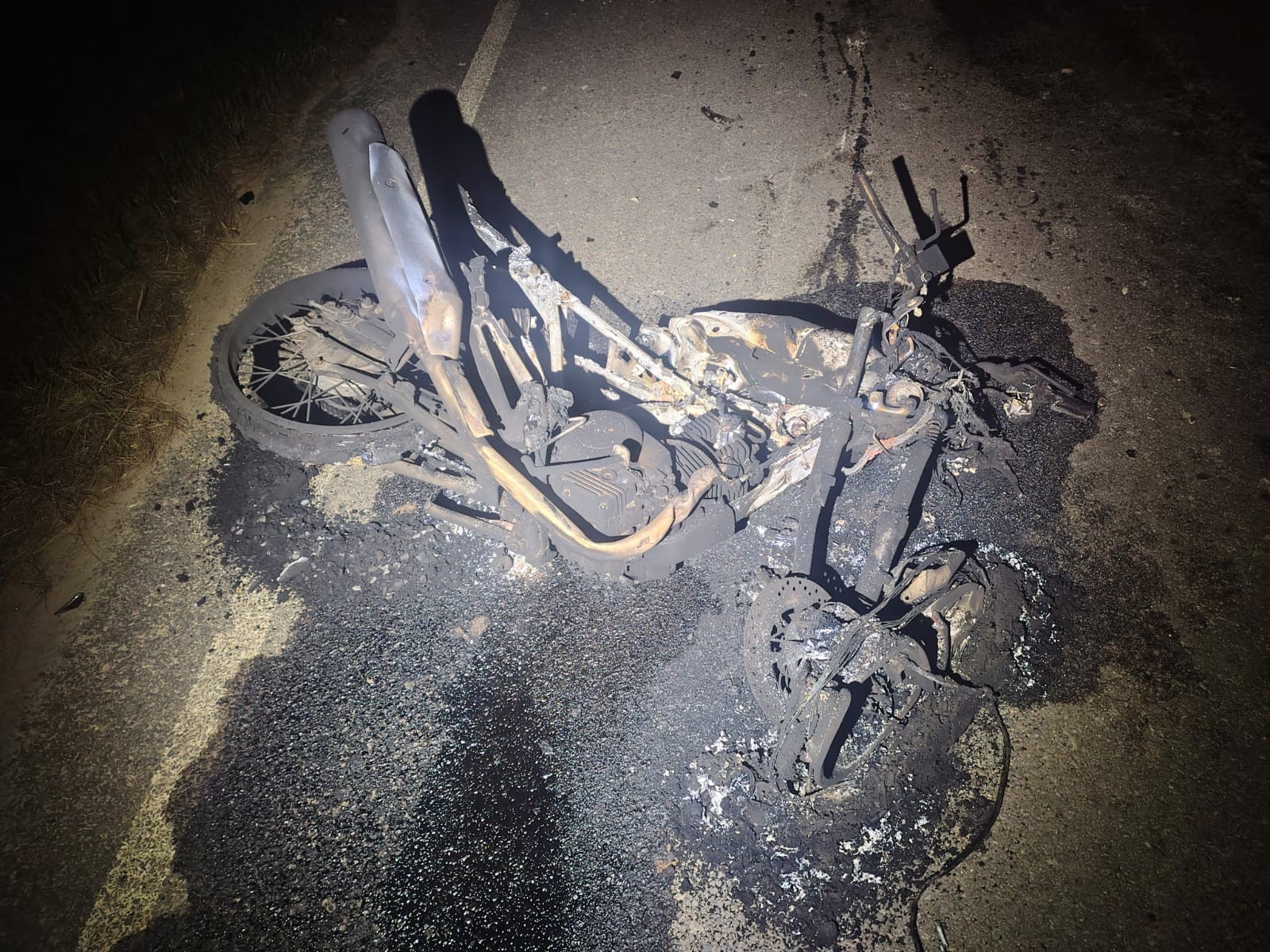Dois homens morrem após moto pegar fogo em acidente na AMG-3075