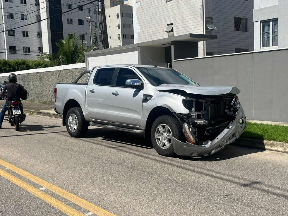 Caminhonete que bateu em carro no bairro Capim Macio em Natal — Foto: Philipe Salvador/Inter TV Cabugi