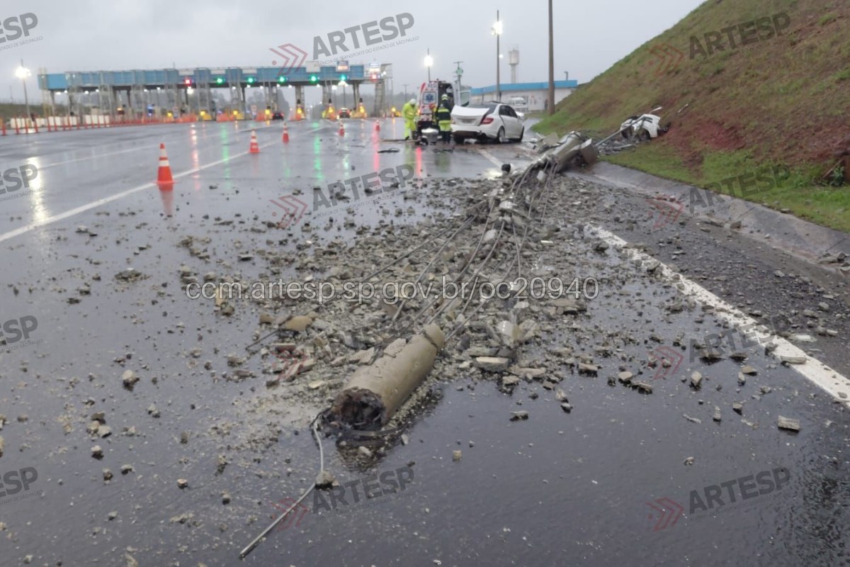 Empresário morre após perder controle do carro e bater contra poste durante chuva no interior de SP