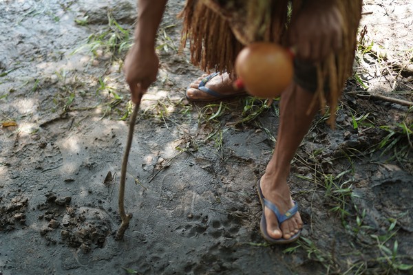 Cacique Sucupira mostra metais no solo às margens do Rio Paraopeba — Foto: Leonardo Milagres/ g1