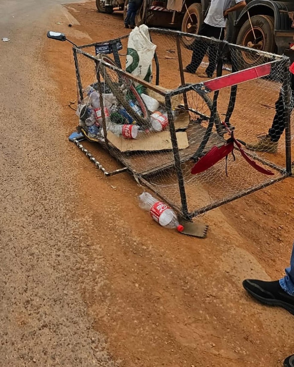Com o impacto, a bicicleta quebrou ao meio — Foto: Redes sociais