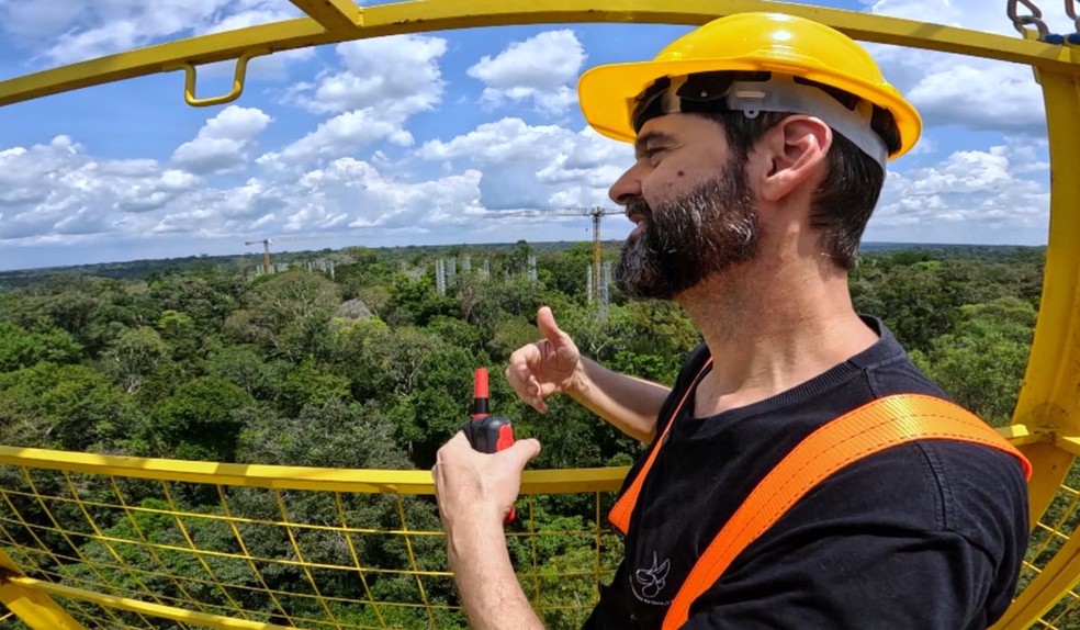 Carlos Alberto Quesada, coordenador científico do AmazonFACE pelo Inpa, acompanha a reportagem em uma gaiola iaçada a 35 metros de altura — Foto: Jefferson Souza