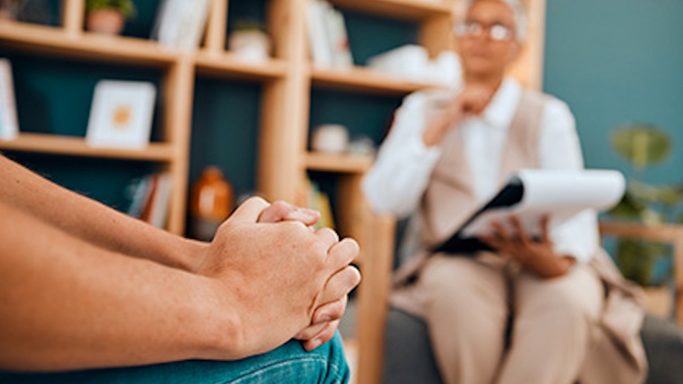 A psicoterapia é indicada em casos de autolesões — Foto: Banco de imagens