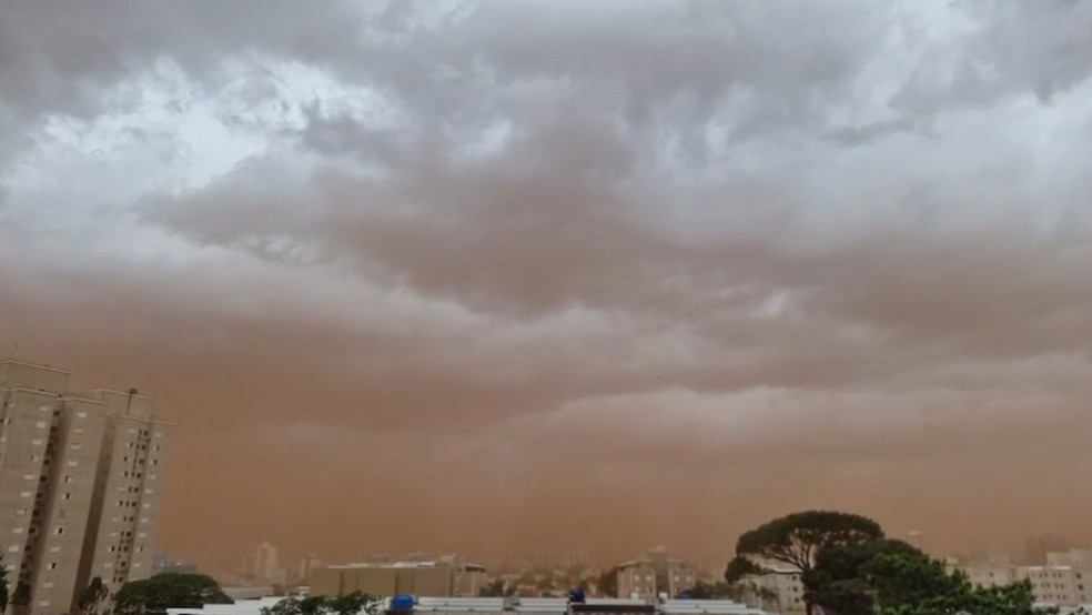 Tempestade de poeira registrada no Bairro Santa Marta, em Uberaba &mdash; Foto: Redes sociais/Reprodu&ccedil;&atilde;o