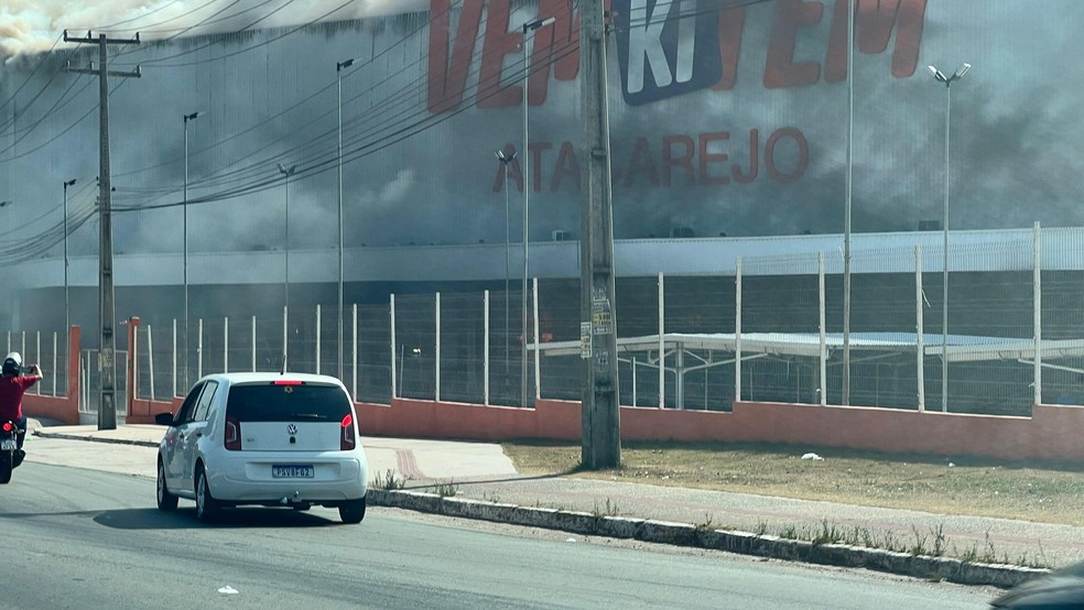 Incêndio de grandes proporções atinge unidade do Vem Ki Tem Atacarejo em São Luís — Foto: Anne Cascaes/Grupo Mirante