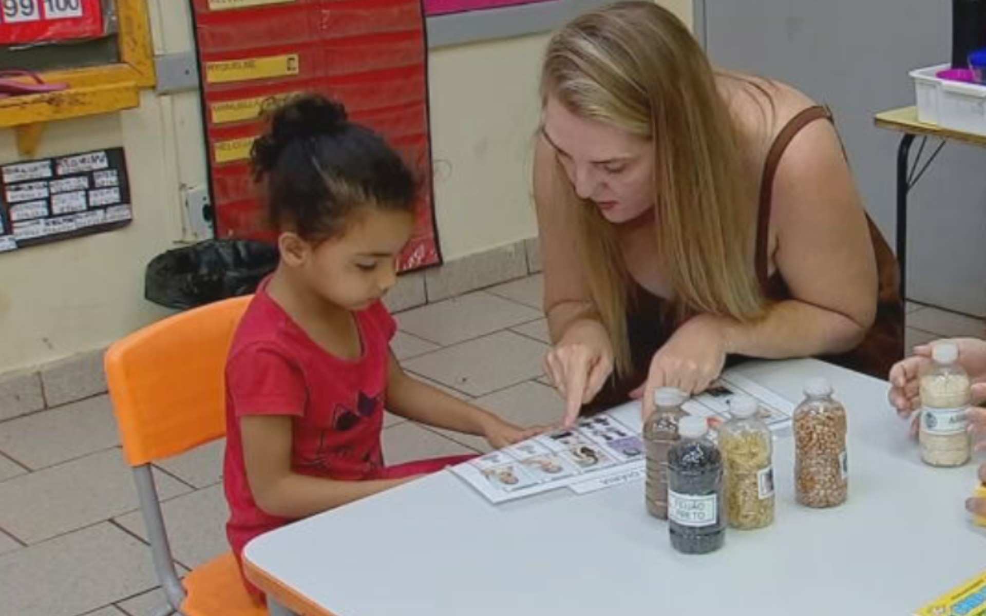 Inclusão: aluna surda inspira colegas e professores a aprenderem Libras em escola pública no interior de SP 