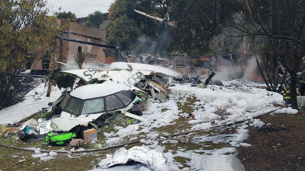 Destroços da aeronave que caiu em uma área residencial de VInhedos, SP — Foto: SSP-SP