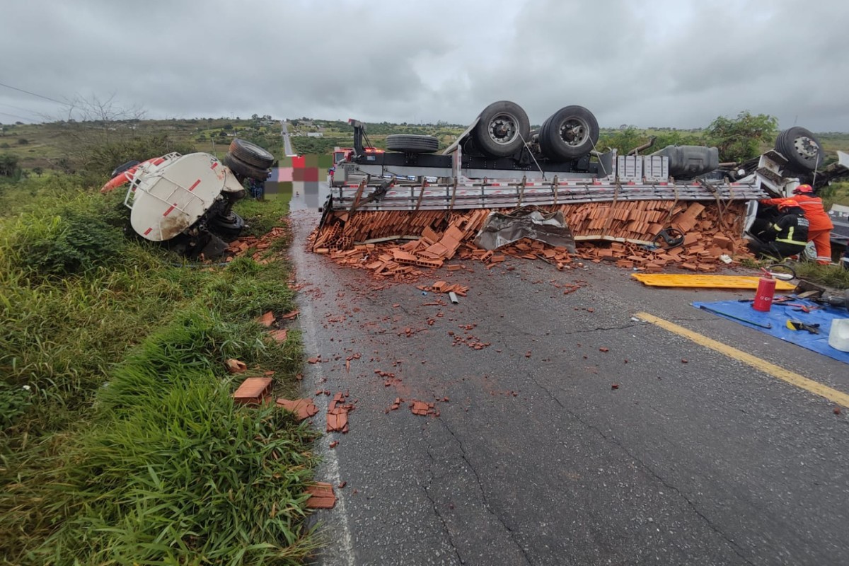 Colisão entre caminhões deixa dois mortos e dois feridos na BR-424, em Caetés