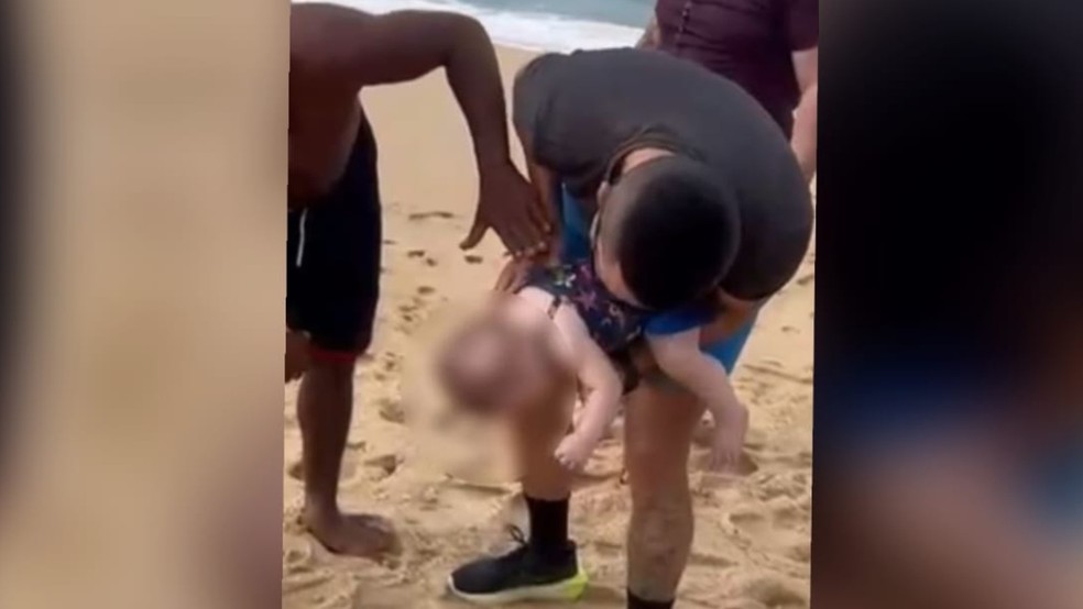 Policial de férias salva bebê de afogamento na Praia de Iracema, em Fortaleza. — Foto: Reprodução