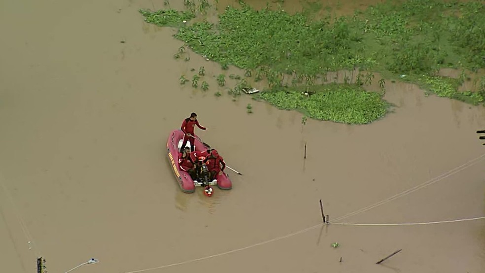 Bombeiros de bote em área alagada em Jaboatão dos Guararapes — Foto: Reprodução/TV Globo