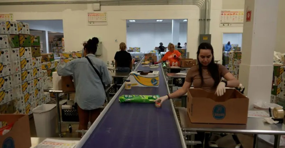 Grupos de voluntários se dedicam a verificar a qualidade dos produtos no banco de alimentos Feeding South Florida — Foto: José María Rodero/BBC News Mundo