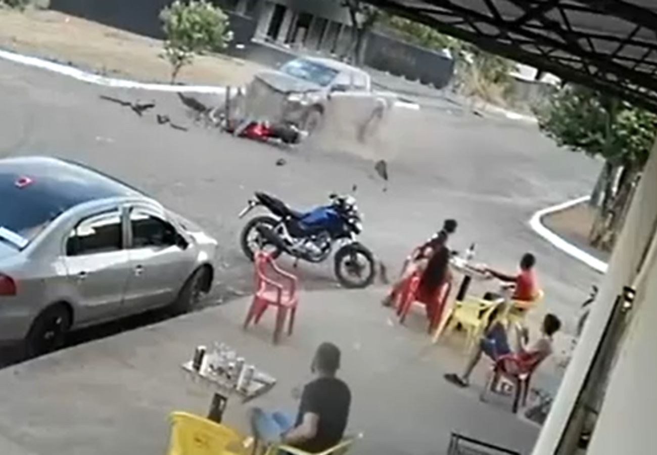 Motociclista morre após batida com caminhonete em cruzamento