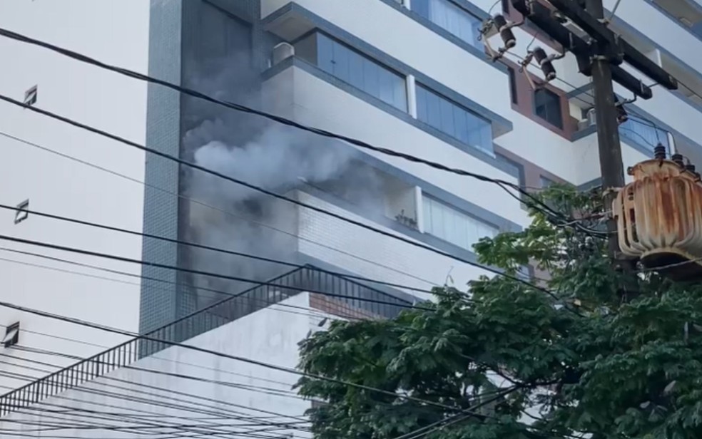 Apartamento pega fogo no bairro da Pituba, em Salvador — Foto: Redes sociais