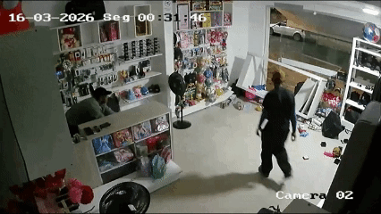 Câmera flagra polícia chegando enquanto dupla furtava loja em Malacacheta