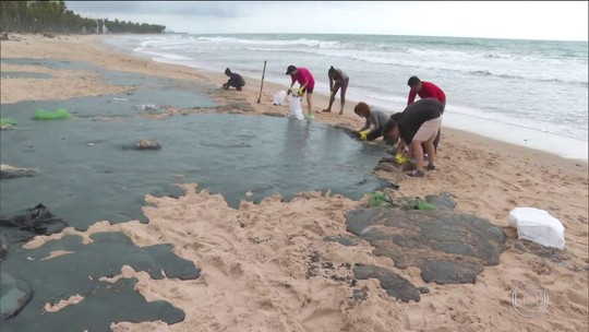 Cinco meses após manchas de óleo surgirem no litoral, governo não sabe qual é a origem da poluição - Programa: Jornal Nacional 