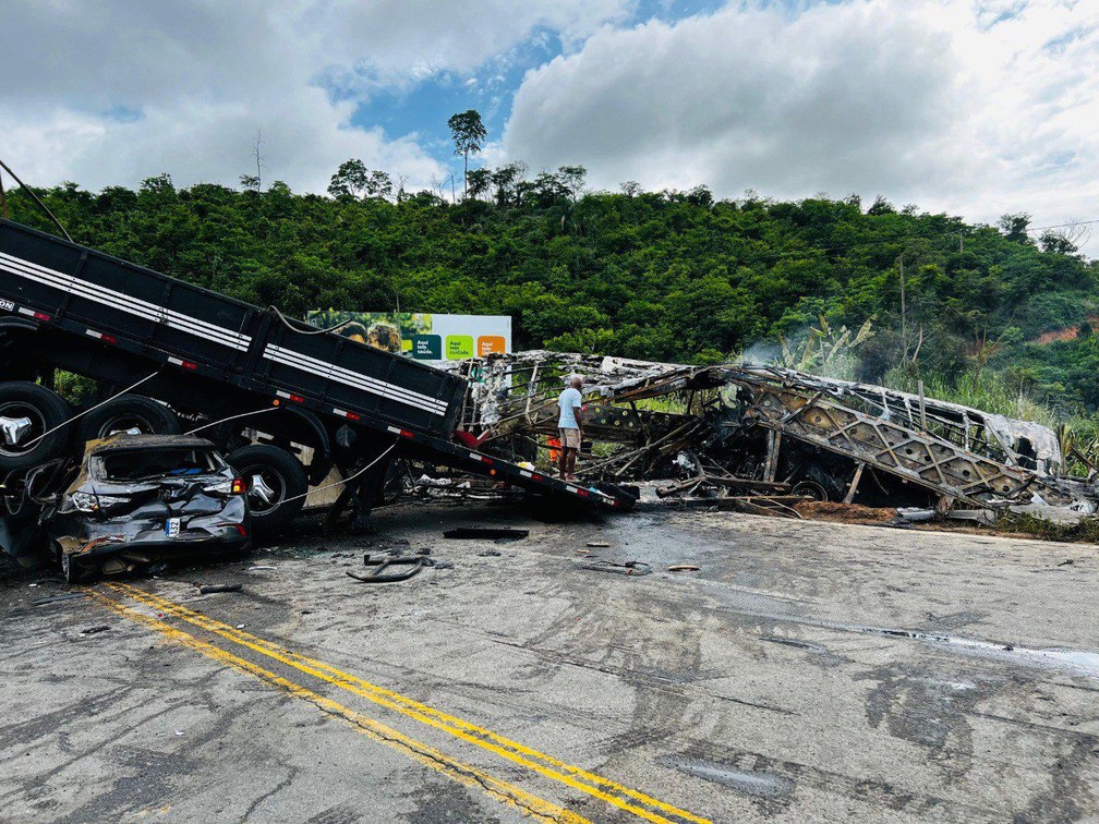 nibus pegou fogo aps colidir contra carreta  Foto: Corpo de Bombeiros