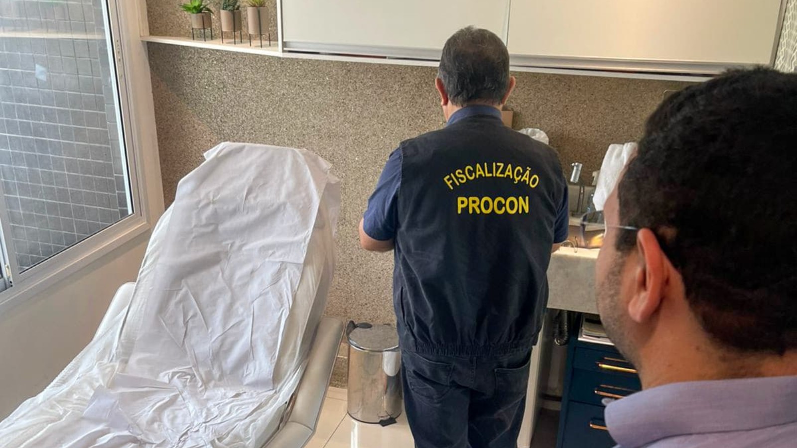 Clínicas de estética são autuadas durante fiscalização na Zona Leste de Teresina
