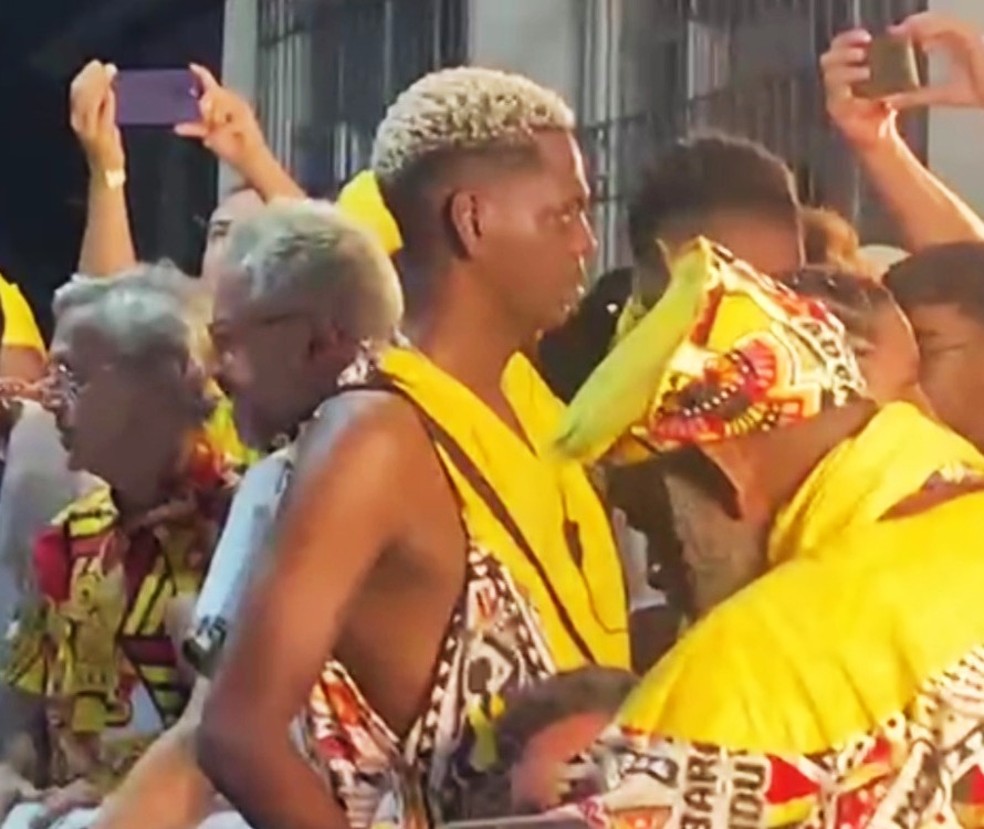 Caetano Veloso na saída do Ilê Aiyê, sábado de carnaval — Foto: Alana Carvalho/iBahia