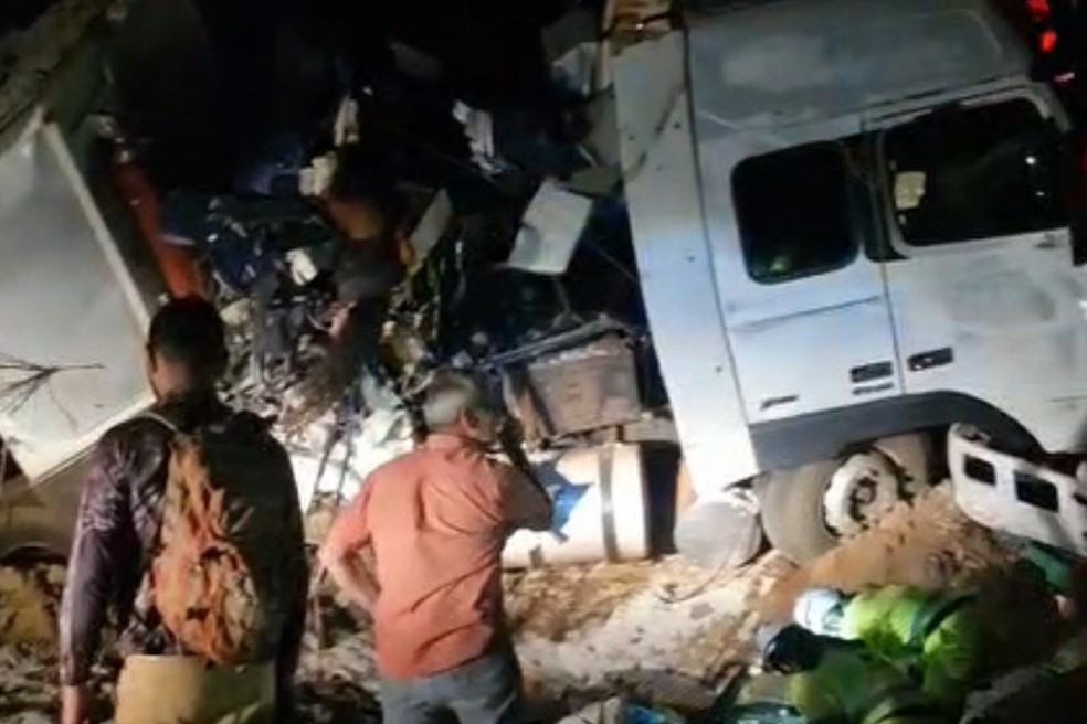 Batida entre ônibus e carreta deixou mortos e feridos na BR-163, em Mato Grosso. — Foto: Reprodução