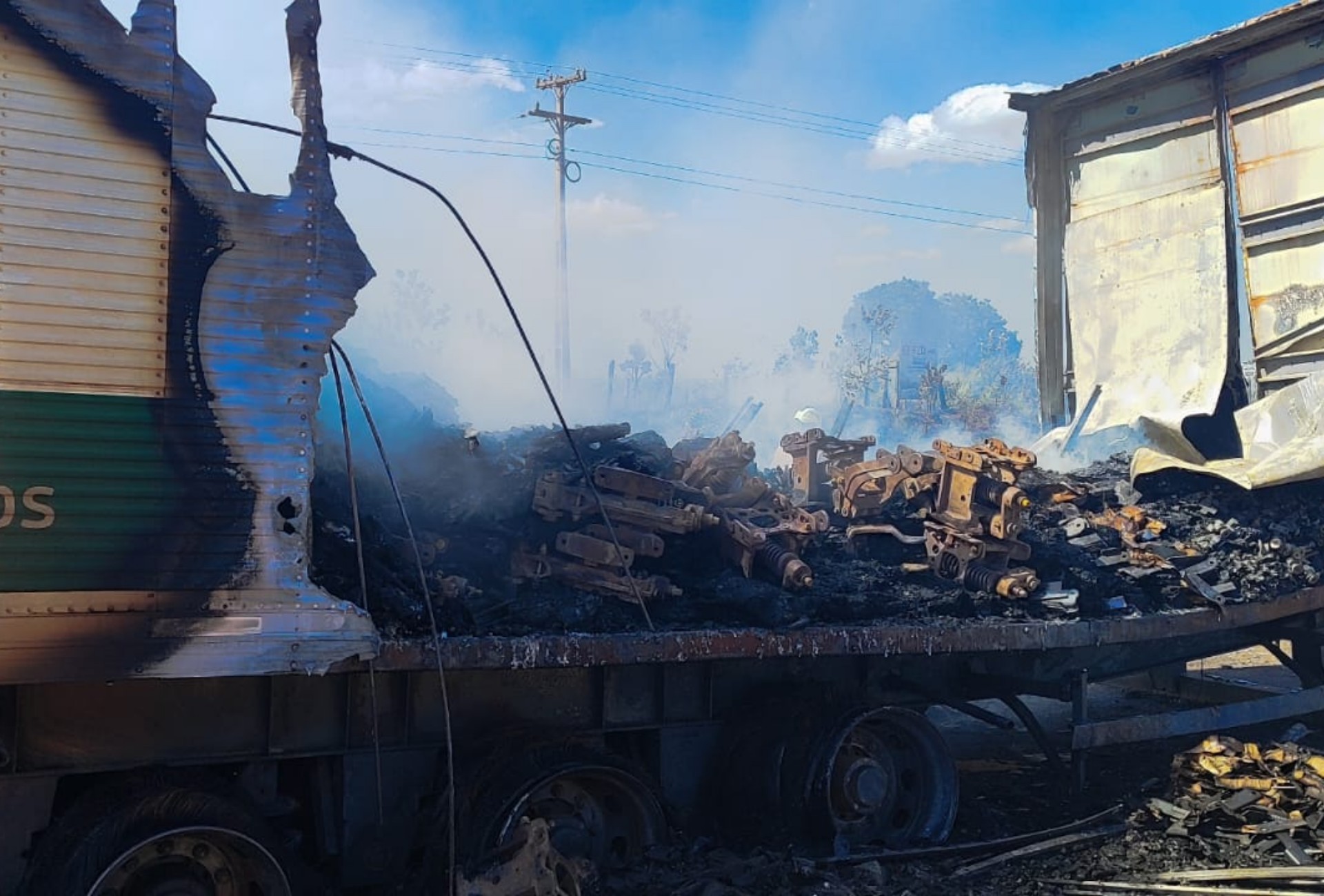 VÍDEO: Carreta carregada com plástico e ferro pega fogo na BR-163