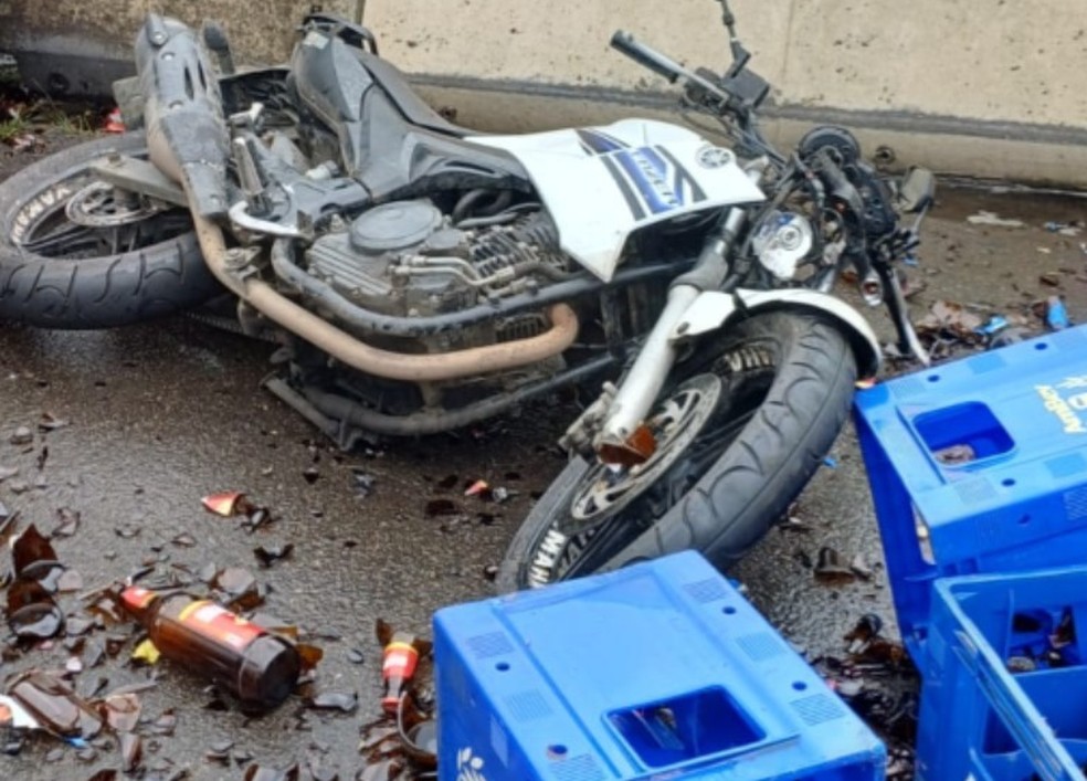 Acidente entre moto, dois caminhões e cinco carros é registrado em Barra Mansa — Foto: Divulgação/PRF