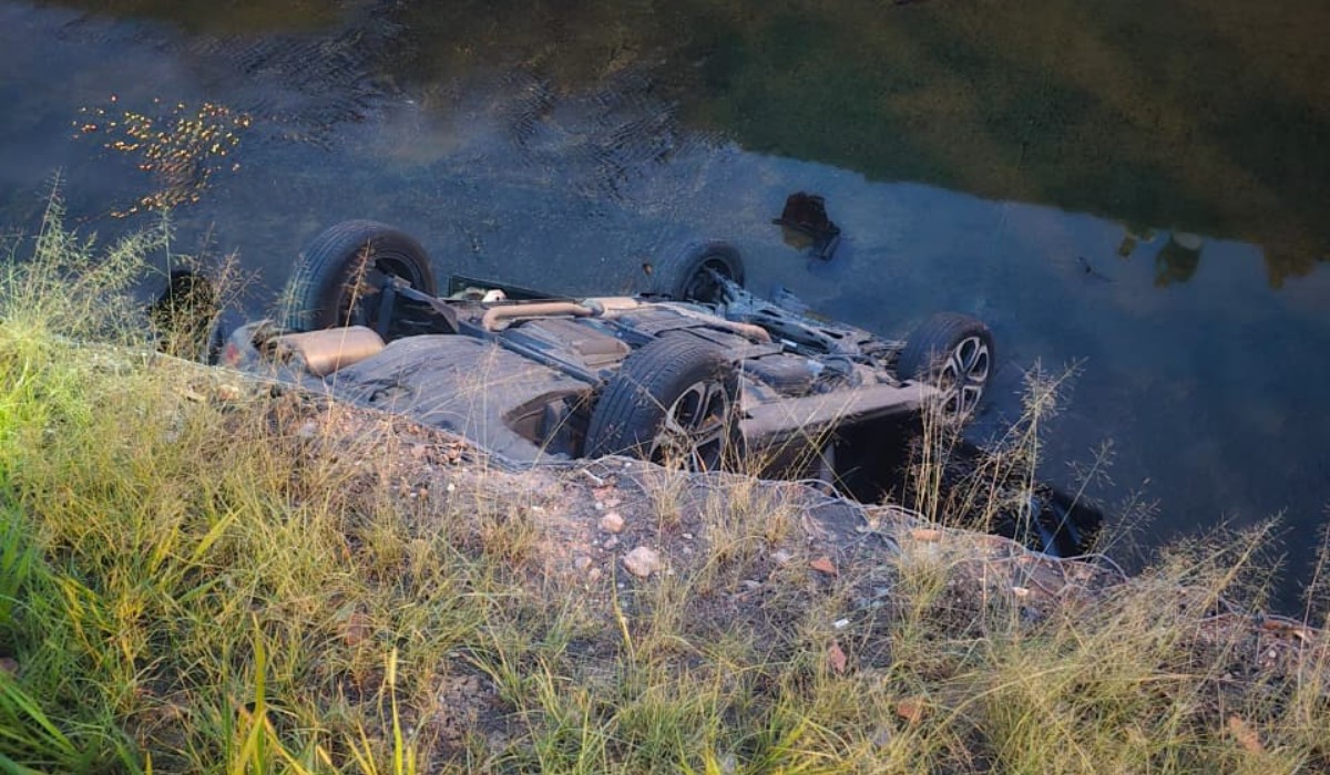 Carro cai dentro de córrego e deixa duas pessoas feridas em Vinhedo