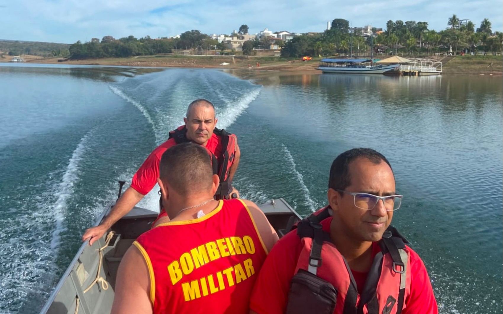 Avião anfíbio cai no Lago Corumbá, dizem bombeiros