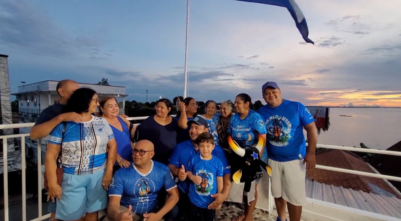 Tradição e rivalidade: há mais de 40 anos, família hasteia bandeira do Caprichoso em reduto do Garantido
