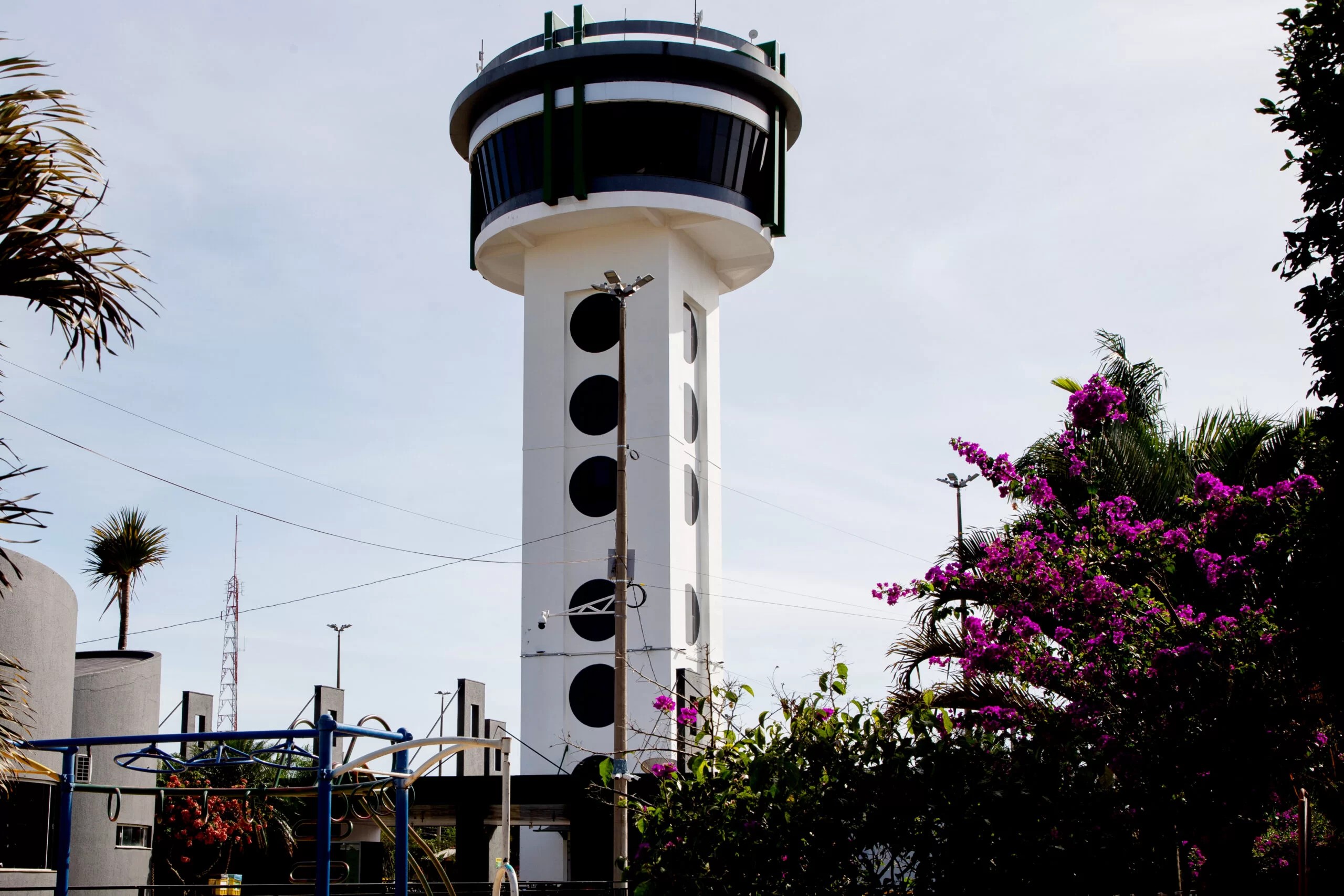 Nove pessoas são resgatadas após ficarem presas em elevador de mirante em MT 