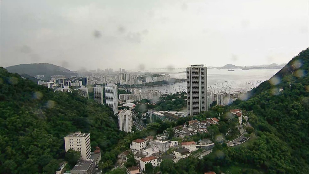 Chuva atinge diversos bairros no Rio — Foto: Reprodução/TV Globo