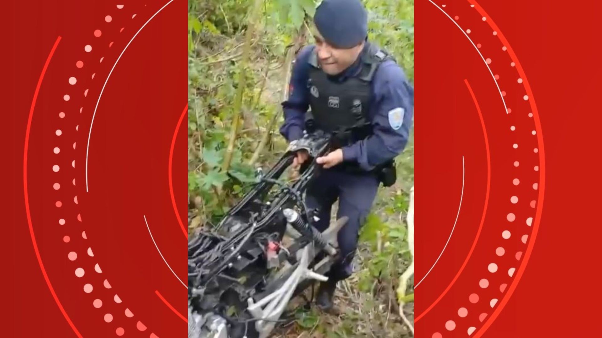 Motos roubadas são encontradas em área de mata usada para desmanche de veículos em Vila Velha