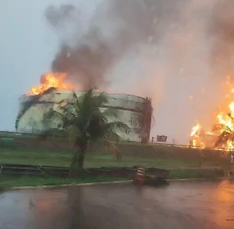 Raio atinge usina e causa incêndio em tanques de etanol em MG; veja vídeo do fogo