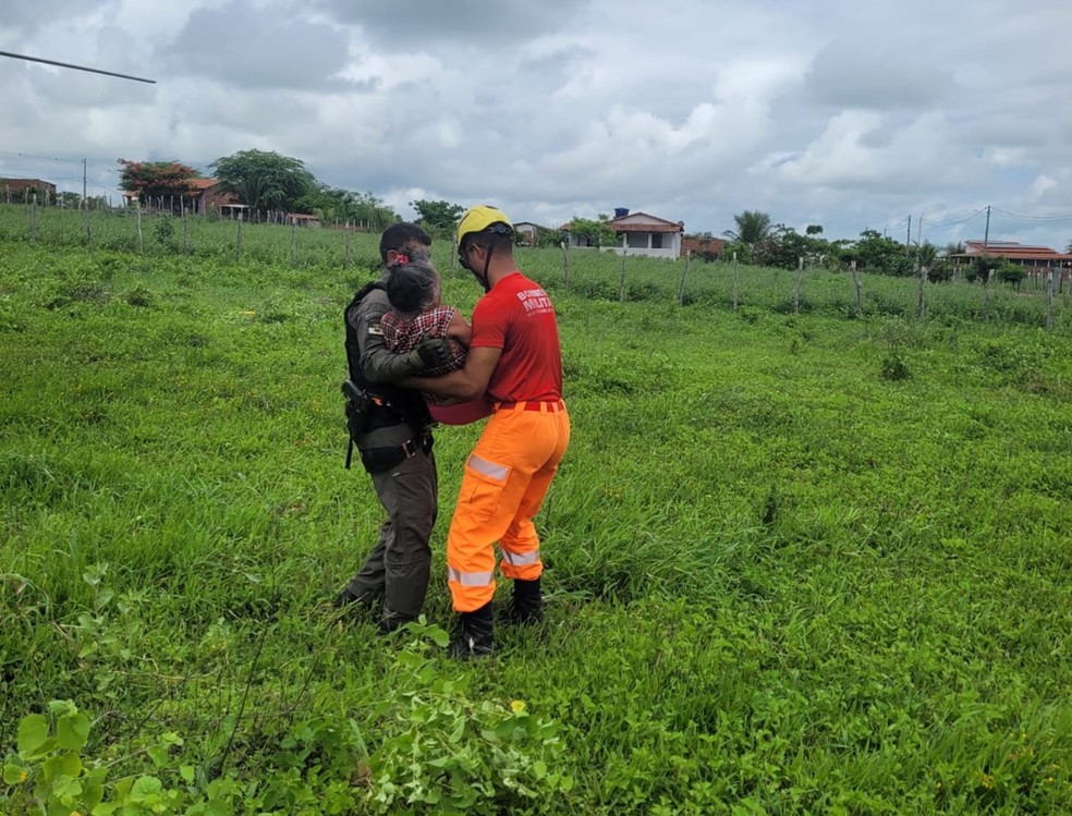 Militares carregam idosa em resgate no interior do RN — Foto: Sesed/Divulgação