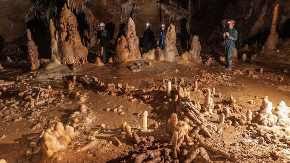 Acredita-se que os impressionantes anéis de estalagmites das cavernas de Bruniquel, na França, tenham sido meticulosamente construídos pelos neandertais — Foto: LUC-HENRI FAGE/SSAC