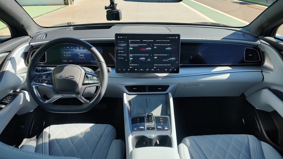 O interior do SUV elétrico é requintado e tem desenho interessante nas portas — Foto: Vagner Aquino