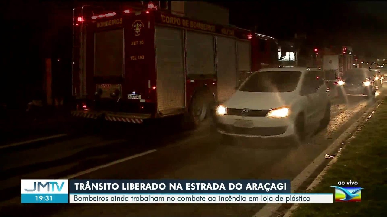Incêndio em depósito é controlado, mas bombeiros seguem no rescaldo na Grande Ilha