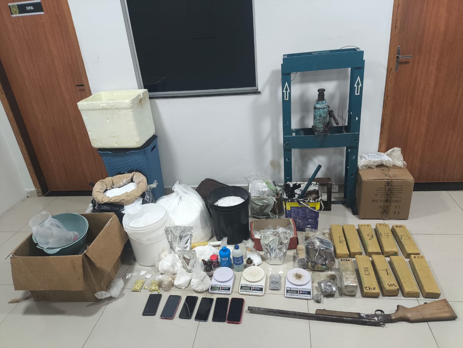 Polícia apreende mais de meia tonelada de drogas e fecha laboratório clandestino no Pará