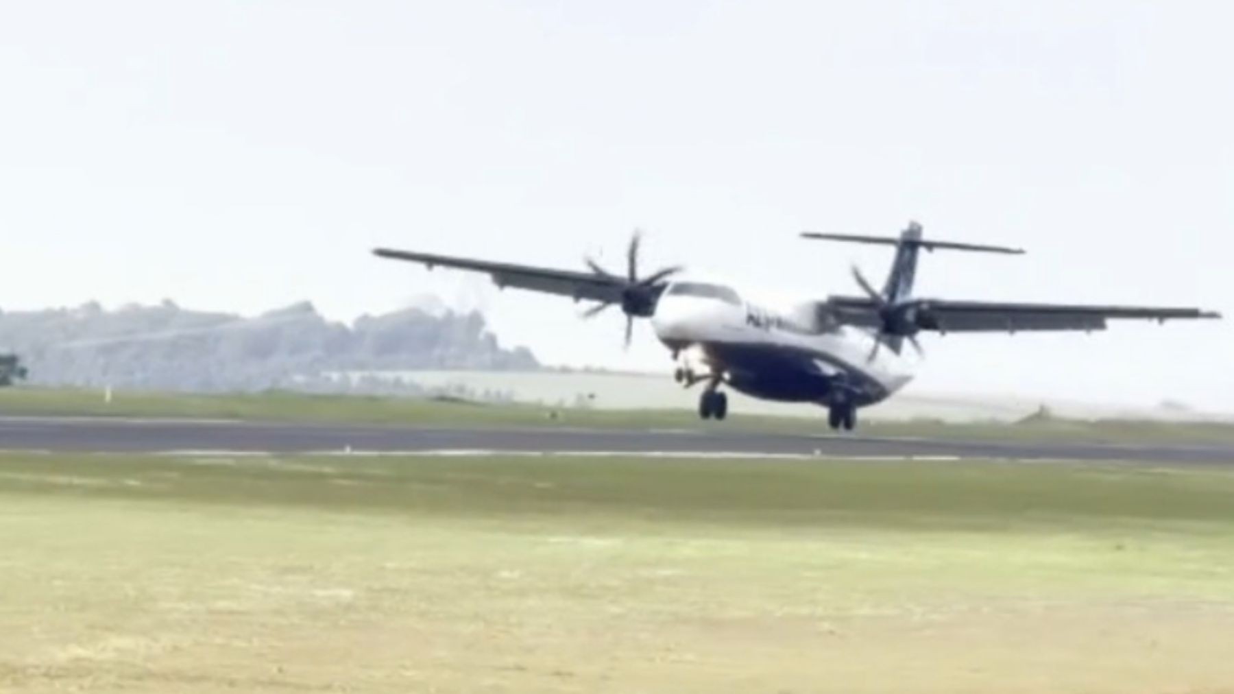 VÍDEO: avião toca pista e arremete durante tentativa de pouso no Paraná 