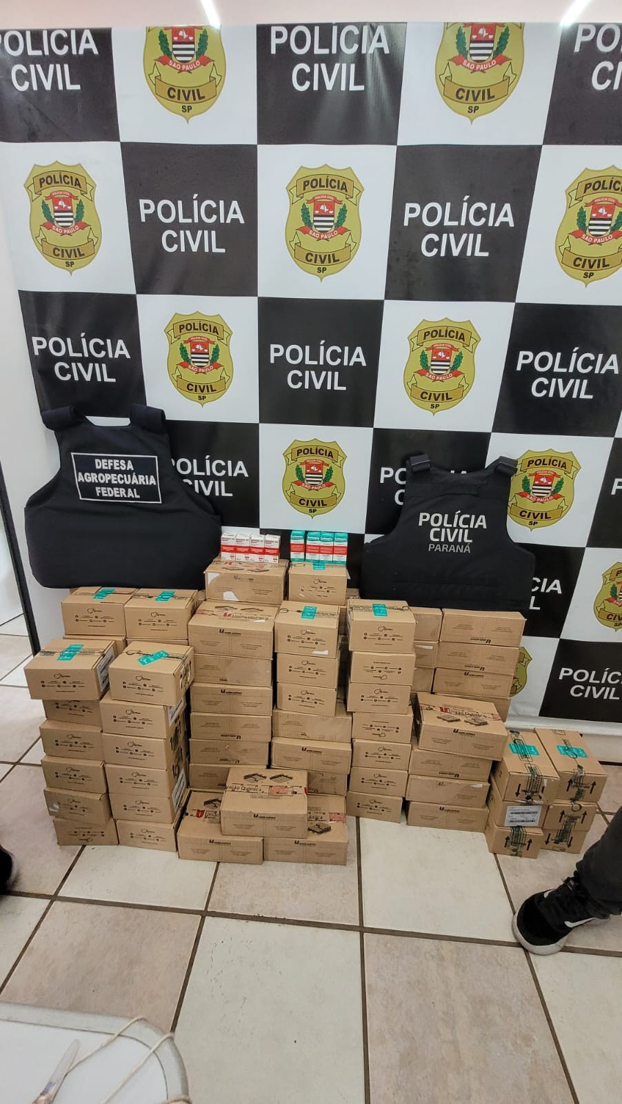 Operação contra o tráfico prende três e apreende 1,4 mil ampolas de anestésico para cavalos no interior de SP